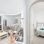Alisa Villa *