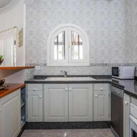 Alisa Villa *