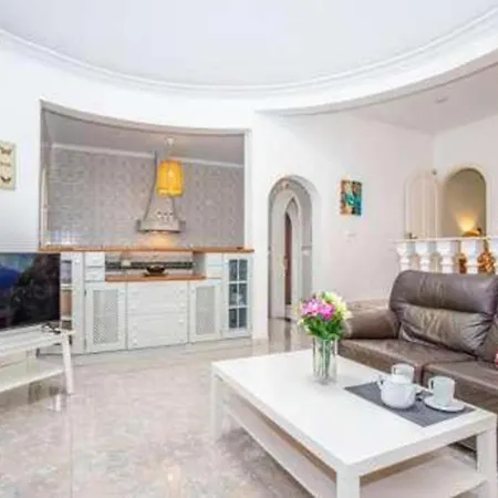 Alisa Villa